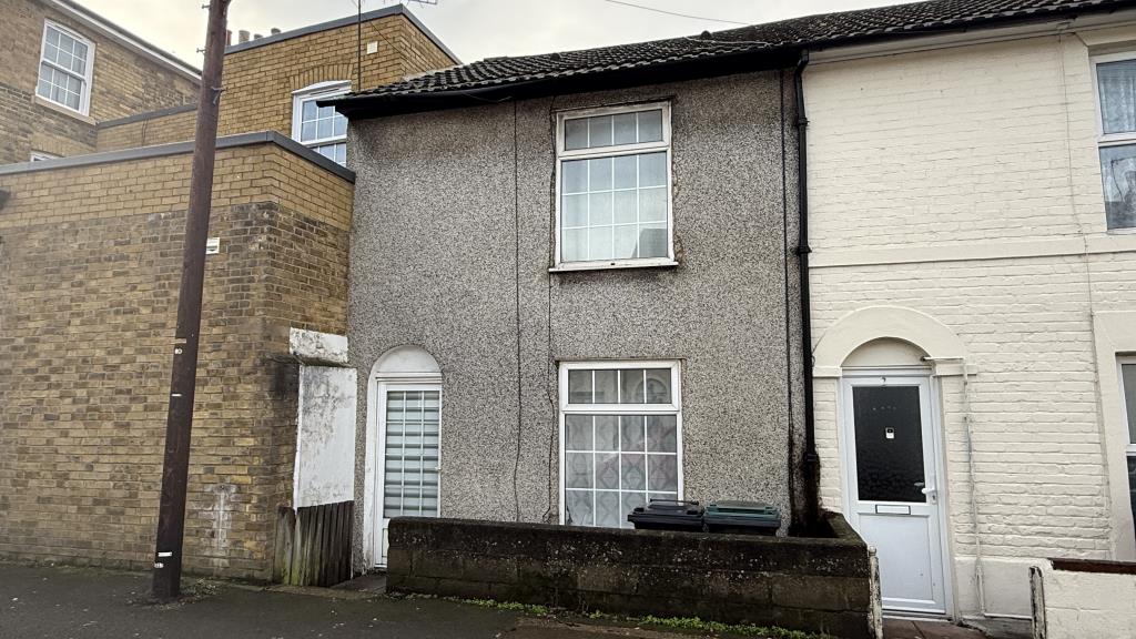 Lot: 99 - MID-TERRACE HOUSE FOR REFURBISHMENT - External image of property from street
